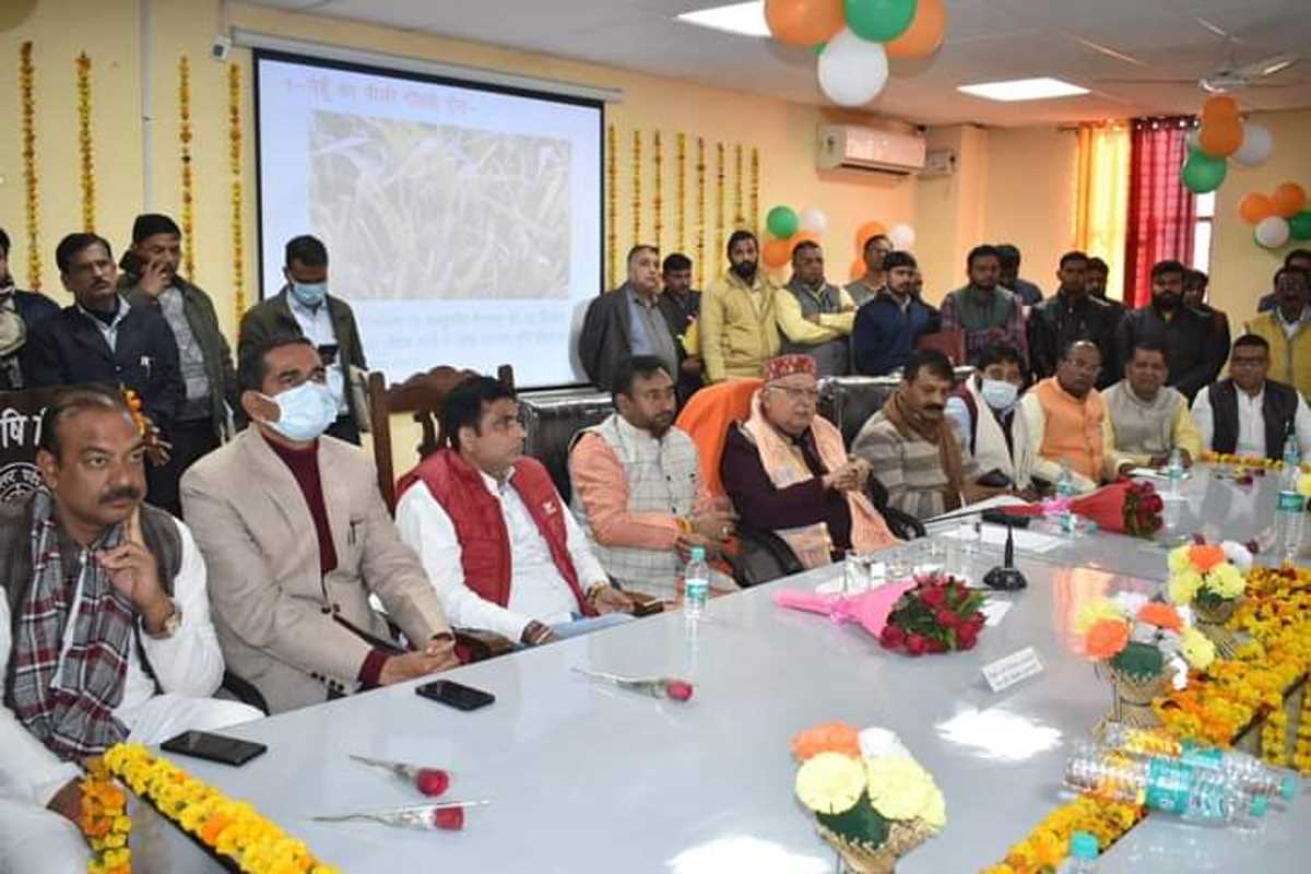 राजकीय कृषि विद्यालय में उत्तर प्रदेश के मंत्री वरिष्ठ प्रावधिक सहायकों के प्रशिक्षण कार्यक्रम में प्रतिभाग करते हुए